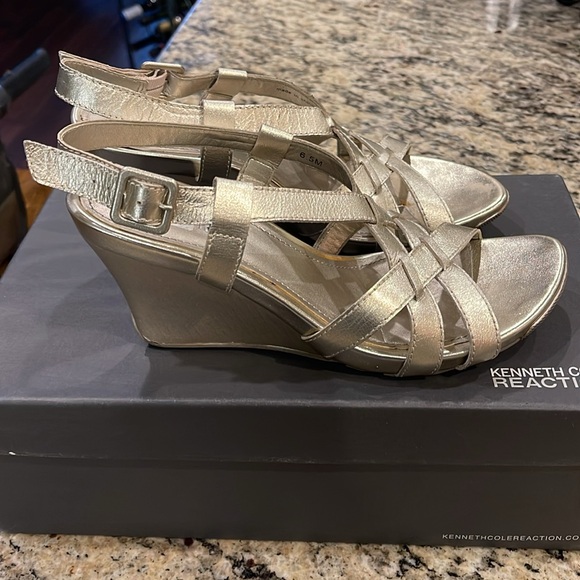 Kenneth Cole Reaction size 6.5 champagne metallic strappy wedge sandals. - Picture 4 of 5